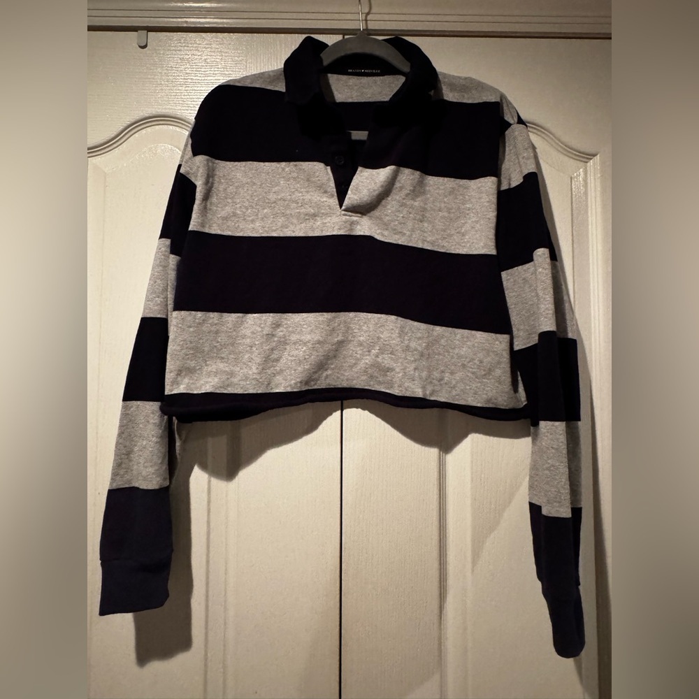 Brandy Melville Gray and Navy Rugby Style Cropped Shirt - OS